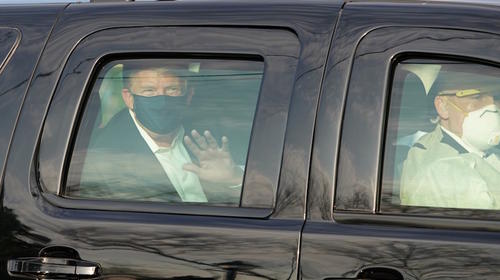 Trump sale en una breve caravana para saludar a simpatizantes