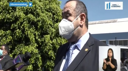 Giammattei reaparece en un acto público, tras padecer Covid-19