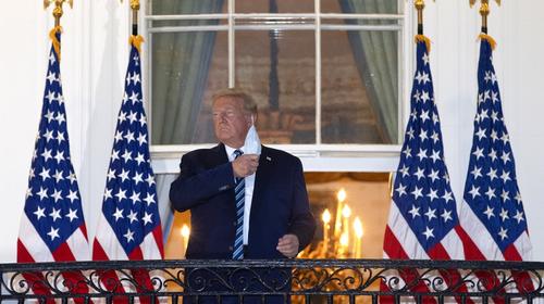Trump se quita la m&aacute;scara y saluda al regresar a la Casa Blanca