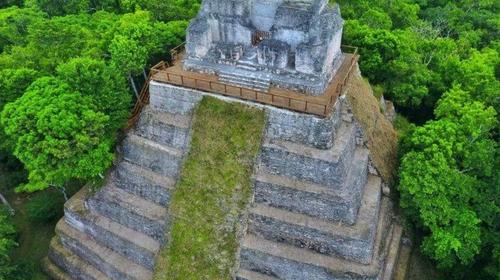 Escalinatas permiten apreciar impresionantes vistas en Yaxhá