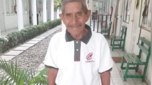 Hombre de 80 años se graduó de bachillerato en México
