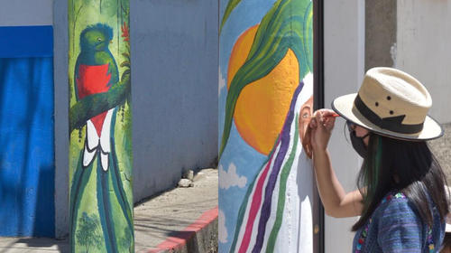 Plasman obras de arte en los postes de San Juan Comalapa