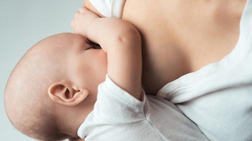 Profesor prohíbe a alumna amamantar a bebé durante clases online