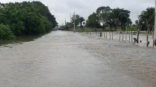 Arroyo se desborda y cubre una carretera en Pet&eacute;n