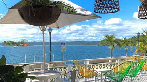 Caf&eacute;s y restaurantes a la orilla de la Isla de Flores, Pet&eacute;n
