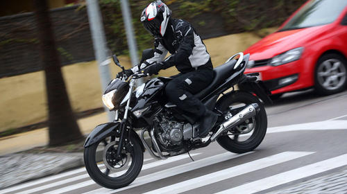 Motorista no respeta se&ntilde;al de "alto" y colisiona con otra moto