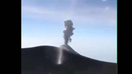 Captan un remolino y una explosi&oacute;n en el volc&aacute;n de Fuego