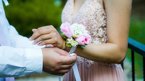 Graduandos bailan de espaldas para no contagiarse de Covid-19