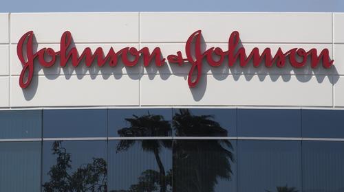 Johnson & Johnson detiene ensayos de su vacuna contra Covid-19