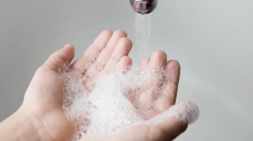 Universitarios crean lavamanos para evitar el Covid-19