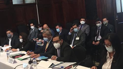 Ministra llega a citación con excusa médica para no hablar