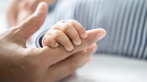 México: Bebé abandonado en caja de pizza podría ser adoptado