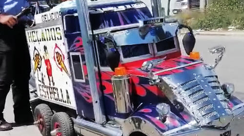 Modificó su carreta de helados con una moto y diseño de tráiler