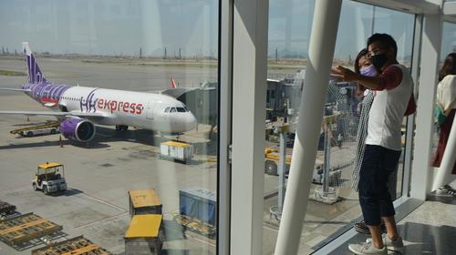 EE.UU.: Una mujer de unos 30 años murió de Covid-19 en un avión