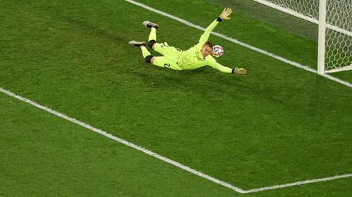 Portero marca autogol con la espalda en el juego Zenit-Brujas