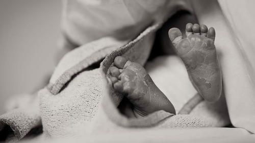 México: Bebé pasó horas en un congelador de morgue por error