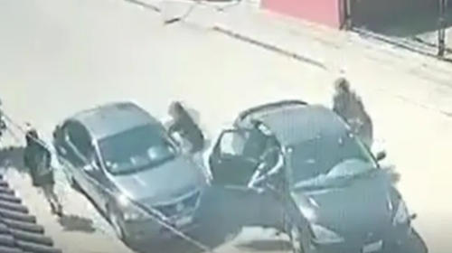 Piloto escapa de asalto y daña el carro de los ladrones en México