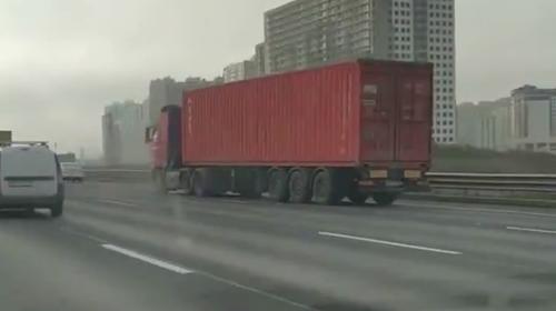 Piloto supuestamente fallecido conduce tráiler varios kilómetros