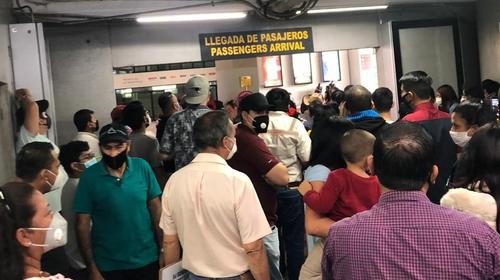 Responsabilizan a usuarios por aglomeración en el aeropuerto