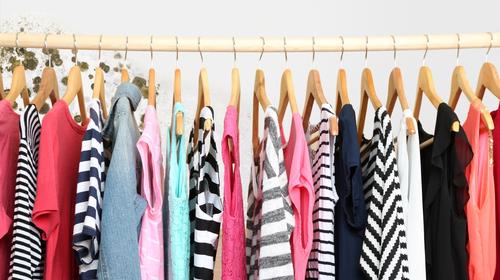 ¿Tu ropa del armario suele acumular moho? Así puedes eliminarlo