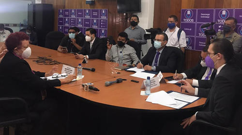 Ministra de Salud y Felipe Alejos enfrentados por médicos cubanos