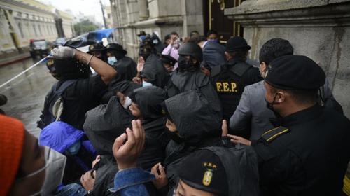 Señalan a un diputado de liderar la protesta frente al Congreso