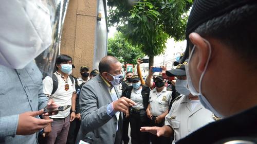 Video: La pelea entre el diputado Aldo Dávila y un agente de PNC