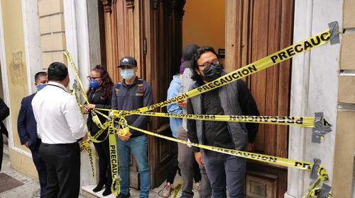 Supuestos estudiantes bloquean acceso al Congreso previó a sesión