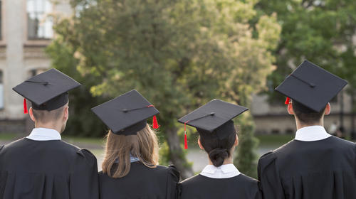 Albañil se gradúa de enfermería y su historia se hace viral