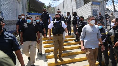 Reos liberan a guardias tras casi un día de tenerlos como rehenes