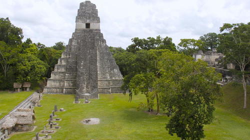 La imagen nocturna de El Gran Jaguar en el Parque Nacional Tikal
