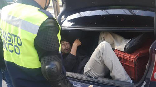 El taxi pirata que llevaba a 8 personas y otra oculta en el ba&uacute;l