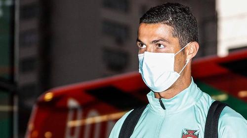 Advierten a Cristiano Ronaldo por no usar mascarilla en estadio
