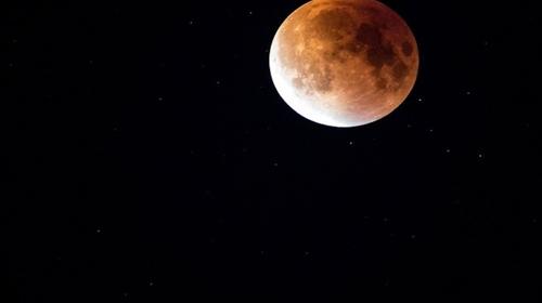 Cient&iacute;ficos de la NASA descubren que la Tierra oxida a la Luna