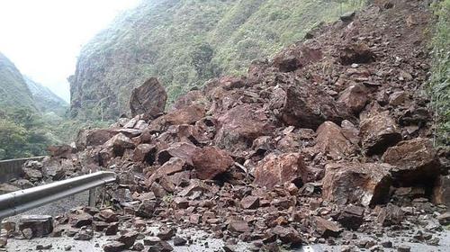 Graban momento en el que un derrumbe cae sobre un cami&oacute;n 