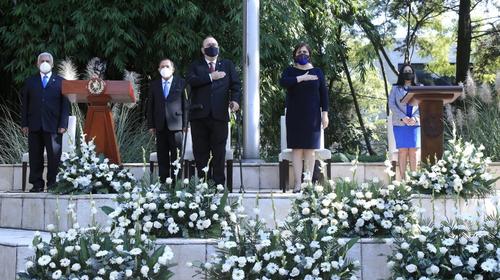 Tenor confunde Himno de Guatemala en celebración de Independencia