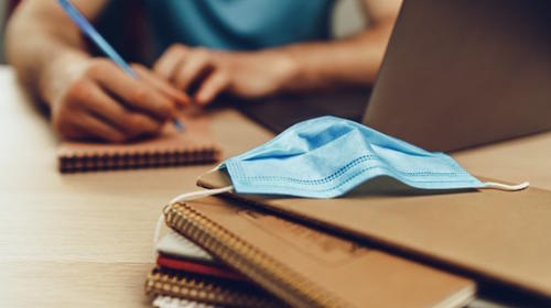 Se disculpa por humillar a estudiante que toma clases en la calle