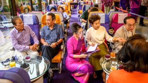 No pueden viajar por el Covid-19, pero sí toman café en un avión 