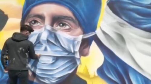 Pintan muro en Honduras como homenaje a trabajadores de la salud 