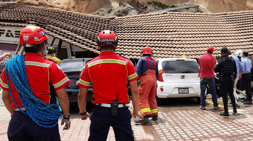 Pared&oacute;n se desploma en Calzada la Paz y deja cuatro heridos