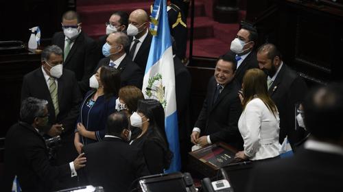 Sin distanciamiento, diputados se toman fotos en sesión solemne