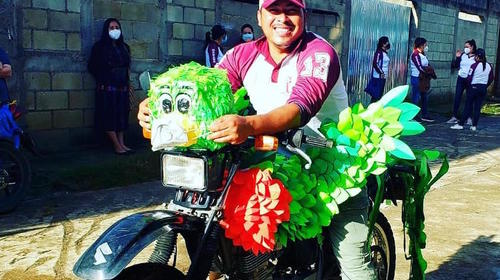 El maestro que decoró su moto como un quetzal