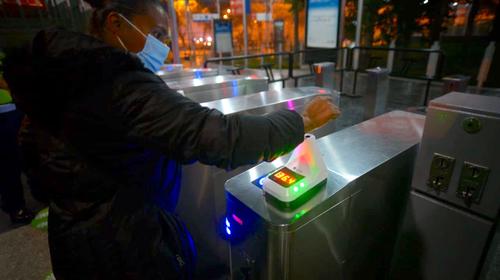 Robo en el Transmetro: hombres arrancan termómetro de mano