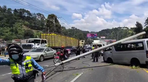 Panel derriba poste y paraliza tr&aacute;nsito en ruta al Pac&iacute;fico