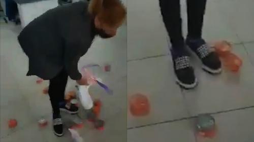 Descubren a mujer con 27 latas robadas y amenaza con denunciar