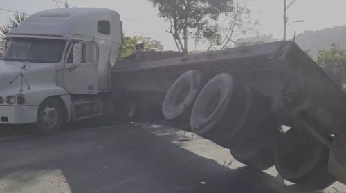 Tr&aacute;iler se accidenta y complica tr&aacute;nsito en Villa Nueva 
