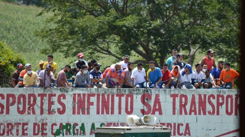 Pese a la pandemia, aficionados se aglomeran para ver partido