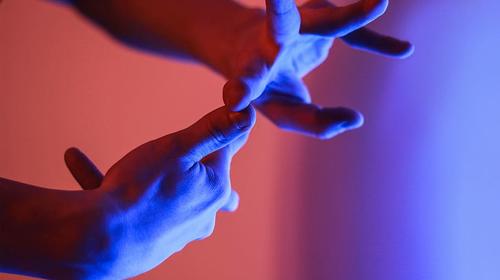 Guatemalteco interpreta "Luna de Xelaj&uacute;" en lenguaje de se&ntilde;as 