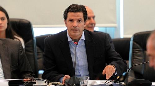 Diputado en Argentina olvida cámara de zoom y se cambia de ropa