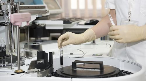 Universidad de Oxford estudiará exitoso fármaco contra Covid-19 